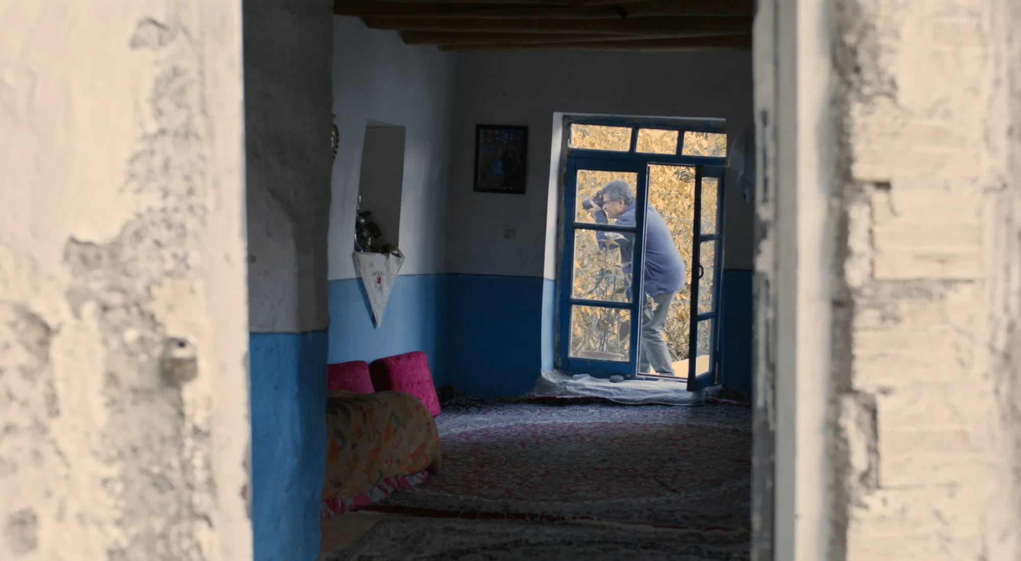 نمایی از فیلم «خرس نیست»